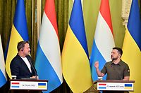Ukrainian President Volodymyr Zelensky (R) and Prime Minister of Luxembourg Xavier Bettel give a press-conference following their talks in Kyiv on June 21, 2022. (Photo by Sergei SUPINSKY / AFP)