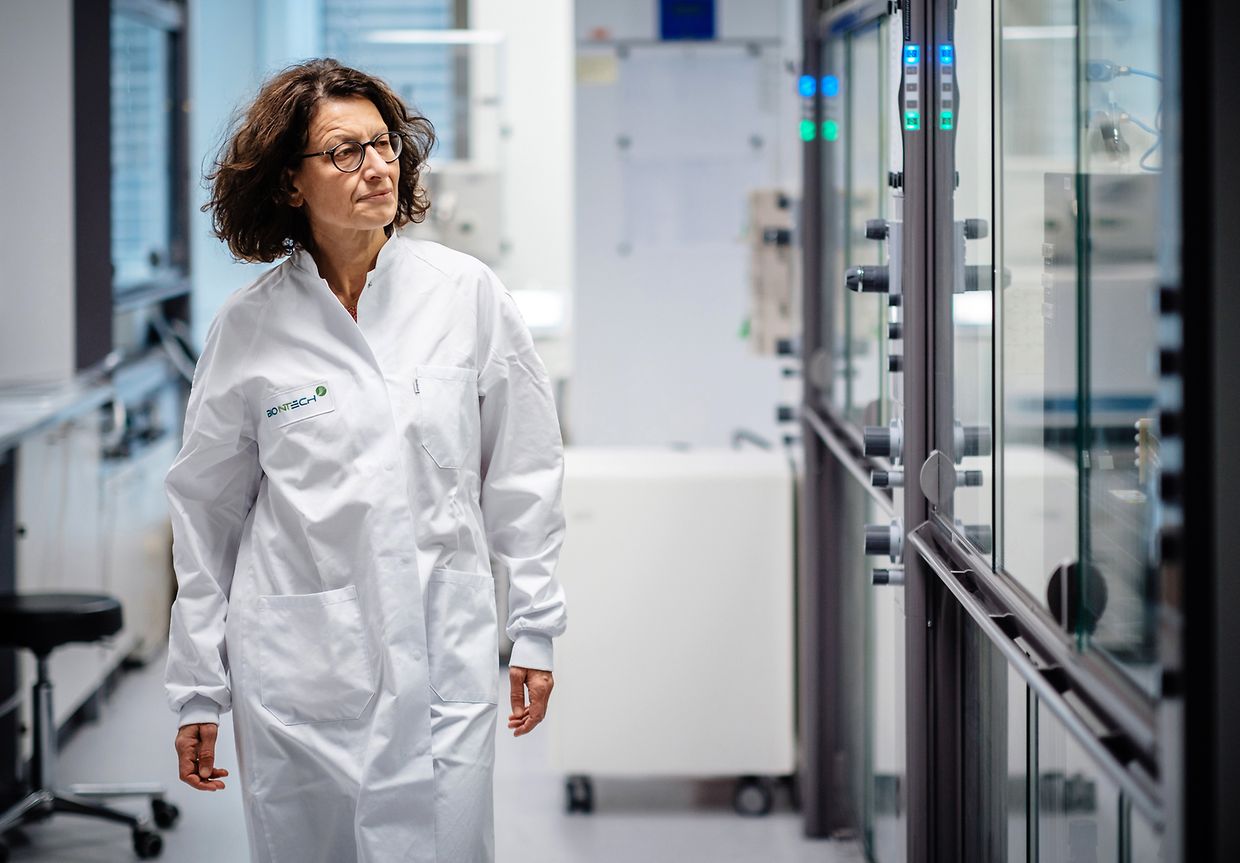 Özlem Türeci disse recentemnte que o seu amor pela sua profissão é tal que o dia do seu casamento foi passado a trabalhar no laboratório. 