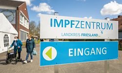 Zwei ältere Damen gehen vor dem Impfzentrum Landkreis Friesland entlang.