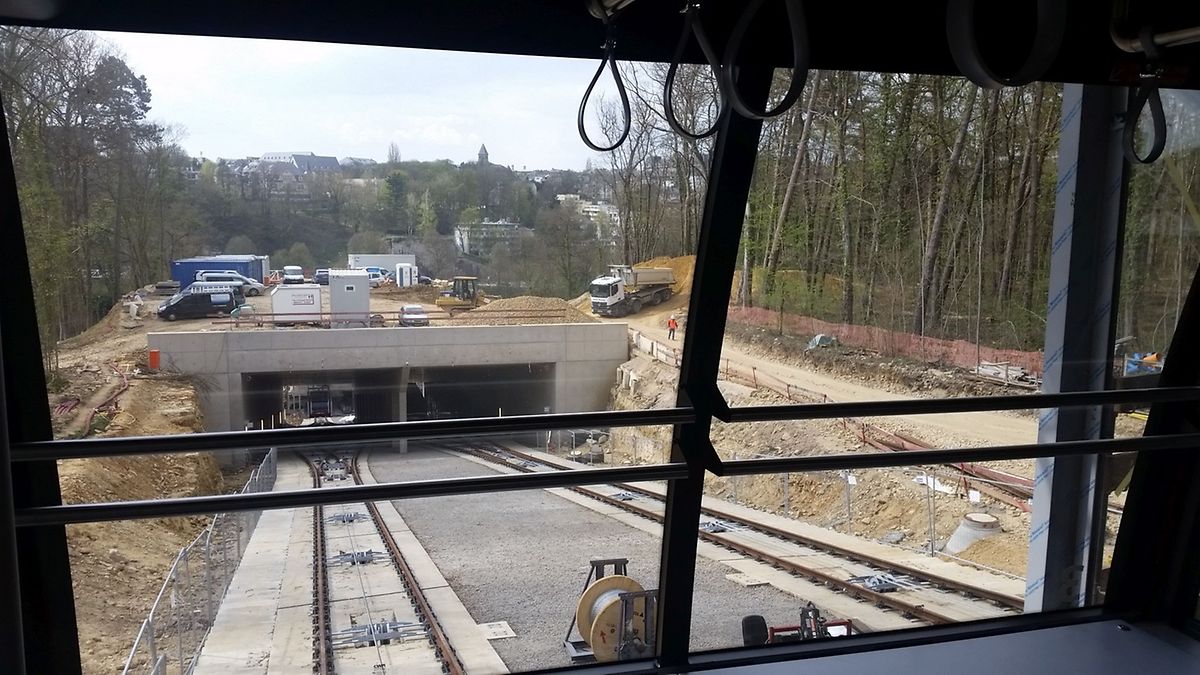 De larges vitres panoramiques avant et arrière permettront aux passagers d'avoir une vue inouïe pendant le trajet d'une minute. A terme, le double tunnel sera entièrement renaturé et des promeneurs pourront même passer dessus. 
