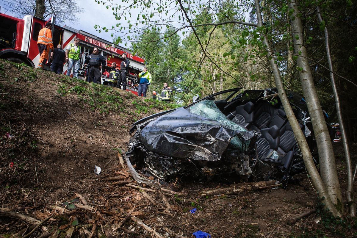 Eine Person wurde in ihrem Wagen eingeklemmt.