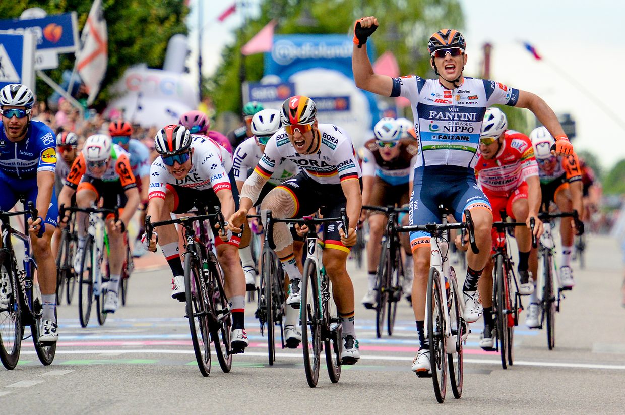 Damiano Cima (I/Nippo) gewinnt die 18. Etappe der Giro d'Italia von Valdaora nach Santa Maria Di Sala über 222km vor Pascal Ackermann (D/Bora).