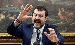 ARCHIV - 28.11.2019, Italien, Rom: Matteo Salvini, Chef der rechten Lega und ehemaliger italienischer Innenminister, spricht bei einer Pressekonferenz seiner Partei. Eine Senatskommission hat für einen Prozess gegen Salvini gestimmt. Dabei geht es um den Fall des Küstenwachenschiffes «Gregoretti», von dem er im vergangenen Sommer 131 Migranten tagelang nicht an Land gehen ließ. Das Gremium stimmte am Montag (20.01.2020) in Rom für die Aufhebung der Immunität Salvinis. Foto: Fabio Cimaglia/LaPresse via ZUMA Press/dpa +++ dpa-Bildfunk +++