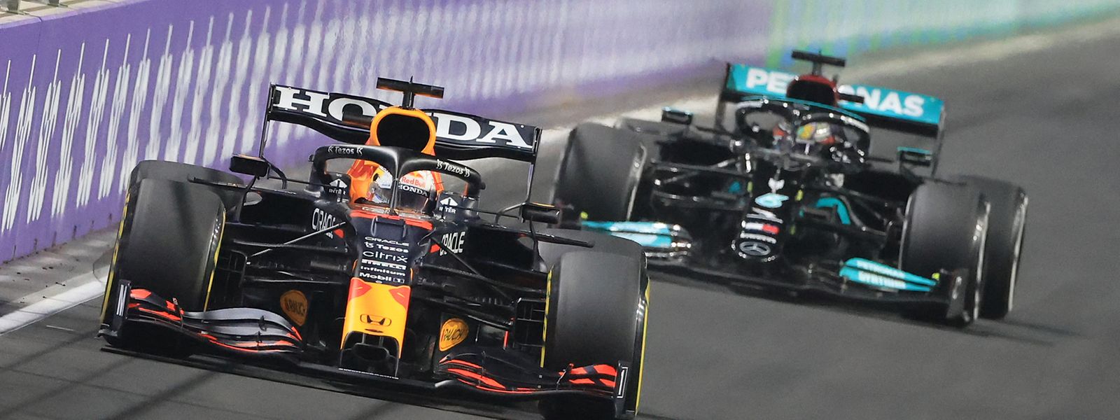 Red-Bull-Pilot Max Verstappen (l) und sein Kontrahent Lewis Hamilton kämpfen um jeden Millimeter auf der Piste.