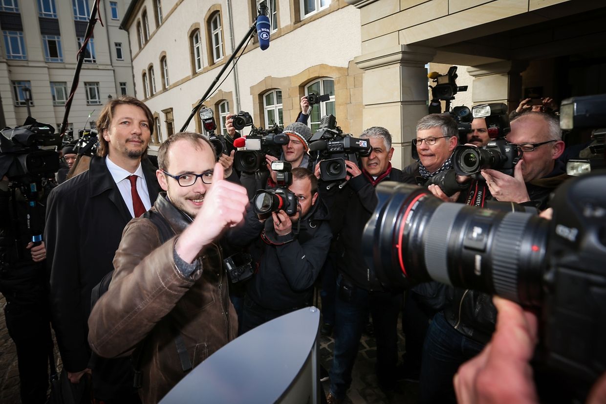 Antoine Deltour wird von Fotografen umringt, als er vor Gericht ankommt.