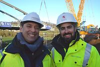 Frédéric De Oliveira (l.) und Gilberto Fernandes von der Straßenbauverwaltung sind zufrieden mit dem Fortschritt der Baustelle. / Foto: Frank WEYRICH