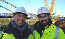 Frédéric De Oliveira (l.) und Gilberto Fernandes von der Straßenbauverwaltung sind zufrieden mit dem Fortschritt der Baustelle. / Foto: Frank WEYRICH