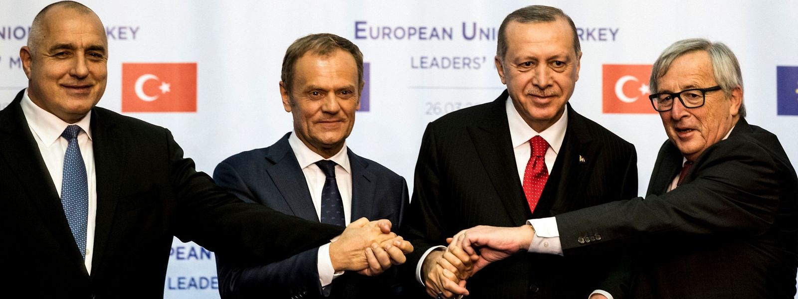 (De g. à dr) Le Premier ministre bulgare, Boyko Borissov, le président de l'UE, Donald Tusk, le président turc, Recep Tayyip Erdogan, et le président de la Commission européenne, le Luxembourgeois Jean-Claude Juncker, posent pour la photo officielle du Sommet UE-Turquie à Varna.