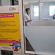 Cette photographie montre des informations générales sur le monkeypox à l'entrée du Centre gratuit d'information, de dépistage et de diagnostic (CeGIDD) à Montpellier, dans le sud de la France, le 23 août 2022. (Photo de Pascal GUYOT / AFP)