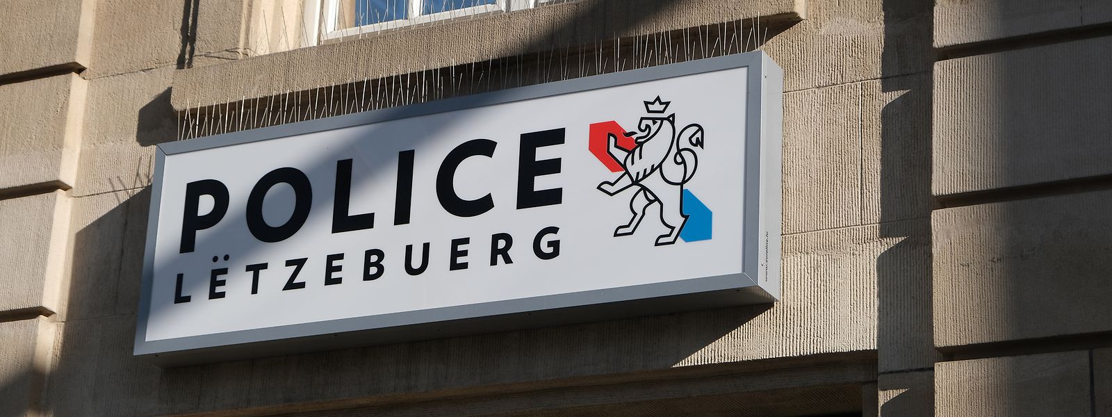 Comportamento suspeito levou polícia a deter criminoso que estava a ser procurado no Luxemburgo.
