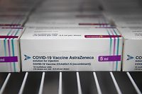 ARCHIV - 09.01.2021, Großbritannien, Bristol: Ampullen mit dem Corona-Impfstoff des Herstellers AstraZeneca stehen in kleine Kartons verpackt in einem Kühlschrank. Die Europäische Arzneimittelbehörde (EMA) hat eine Sitzung des Ausschusses für Humanarzneimittel anberaumt. Ziel der Sitzung ist es, die letzten Daten für die Bewertung des Impfstoffs zu überprüfen und die Beurteilung nach Möglichkeit abzuschließen. Die endgültige Entscheidung über die Zulassung trifft die EU-Kommission. Bislang sind in der EU nur die Vakzine von Biontech/Pfizer und Moderna zugelassen. Foto: Andrew Matthews/PA Wire/dpa +++ dpa-Bildfunk +++