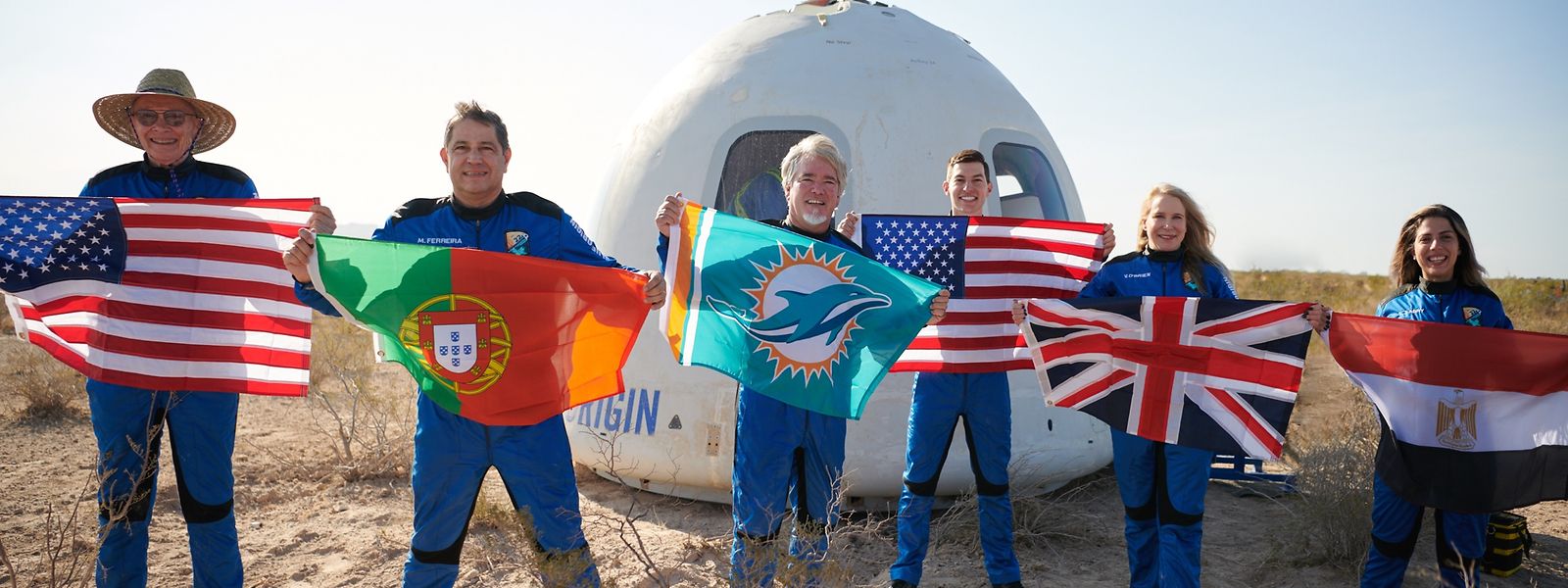 Mário Ferreira e os outros cinco turistas espaciais logo depois do regresso à Terra, após a viagem ao espaço de quinta-feira.