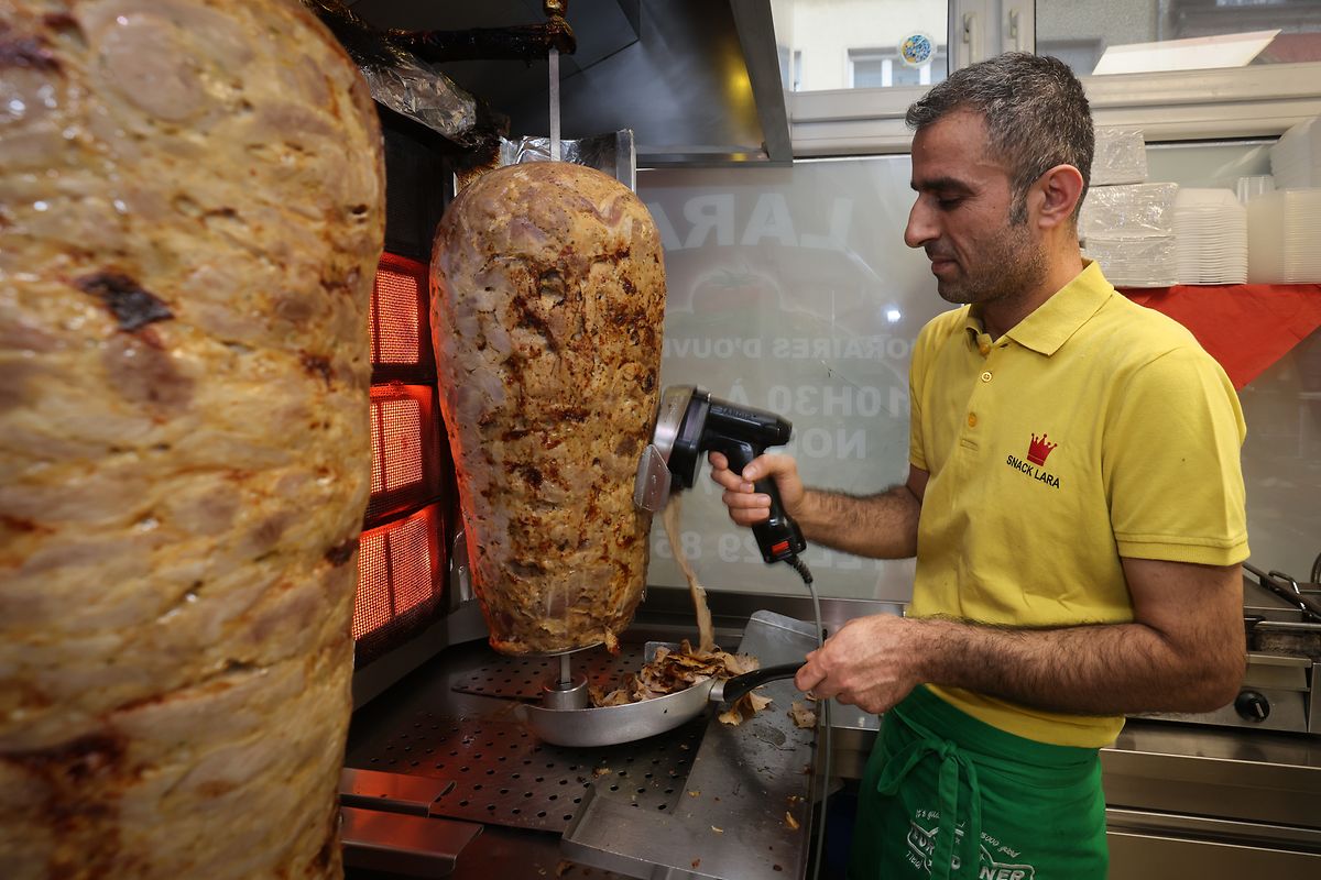 Mehmet Korkmaz schneidet das Fleisch für den Kebab im „Snack Lara“.