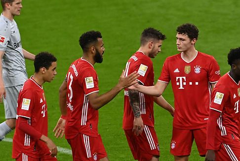 Schalke steigt ab, Bayern ist fast Meister