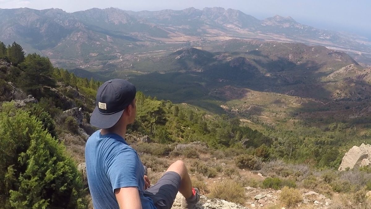 Le GR20, qui parcourt le massif montagneux corse en longueur, est très variable en termes d'altitude: de 250 mètres à 2.600 mètres, en son point le plus haut, la Pointe des Éboulis. 
