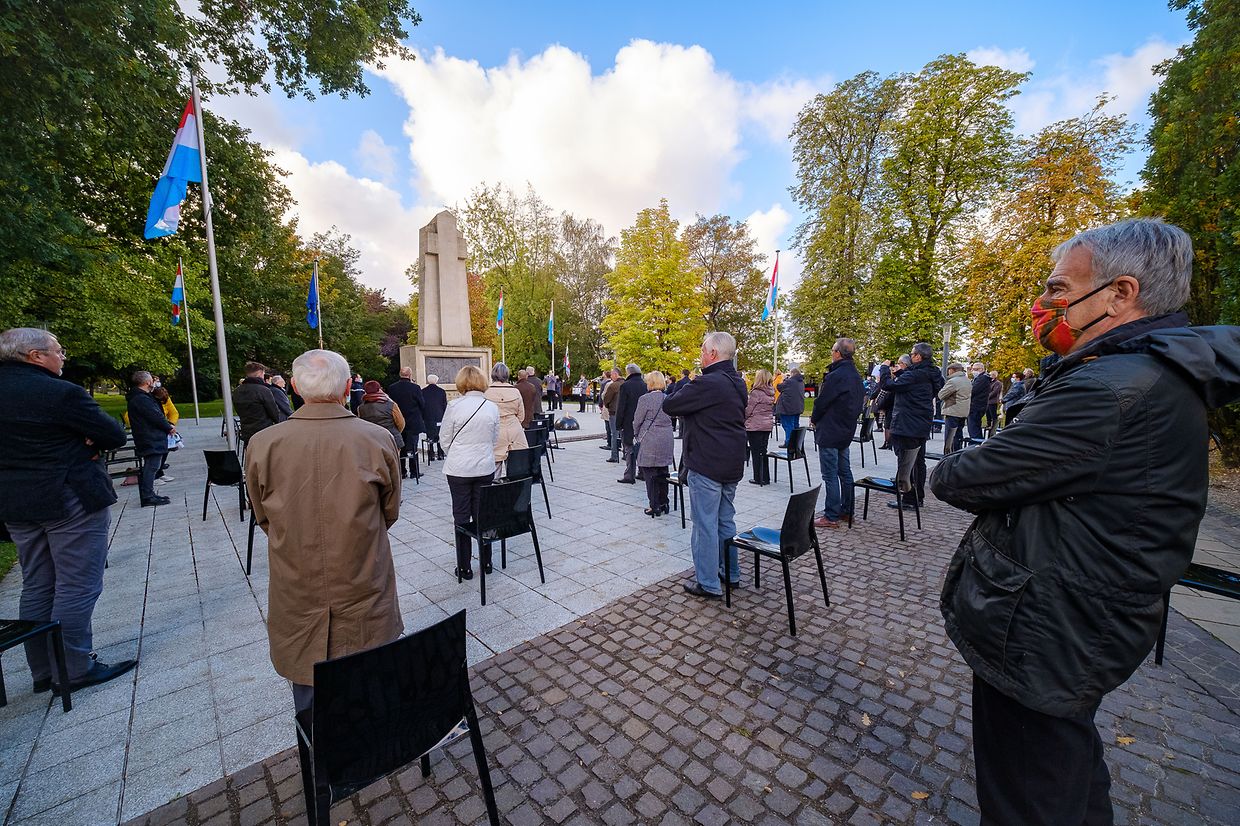 Vereine und Gemeinderat bei der Kranzniederlegung am Monument au Morts. Gedenken der Opfer des 2. Weltkriegs in Bettemburg.