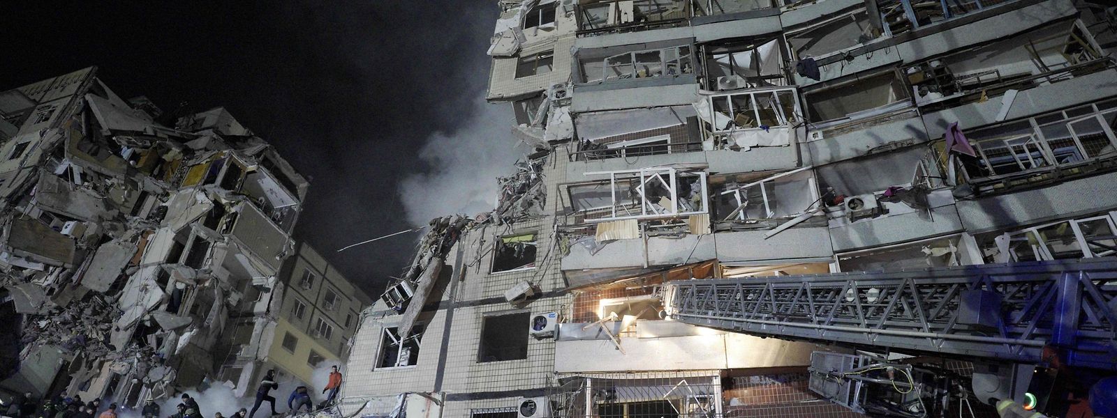 As equipas de resgate continuam este domingo a procurar sobreviventes nos escombros de um prédio de nove andares em Dnipro.