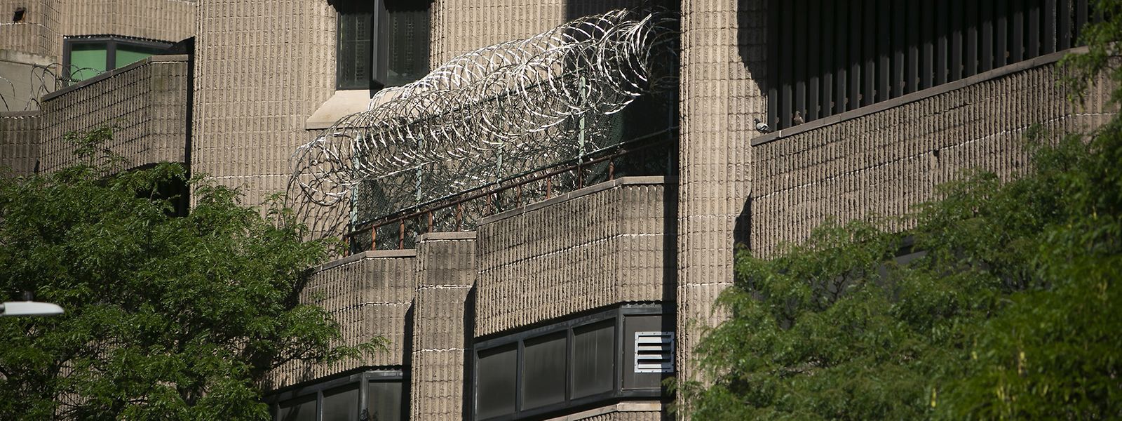 New York: Stacheldraht hängt am Metropolitan Correctional Center in Lower Manhattan, in dem der Milliardär Epstein bis zu seinem Tod auf seinen Prozessbeginn wartete.