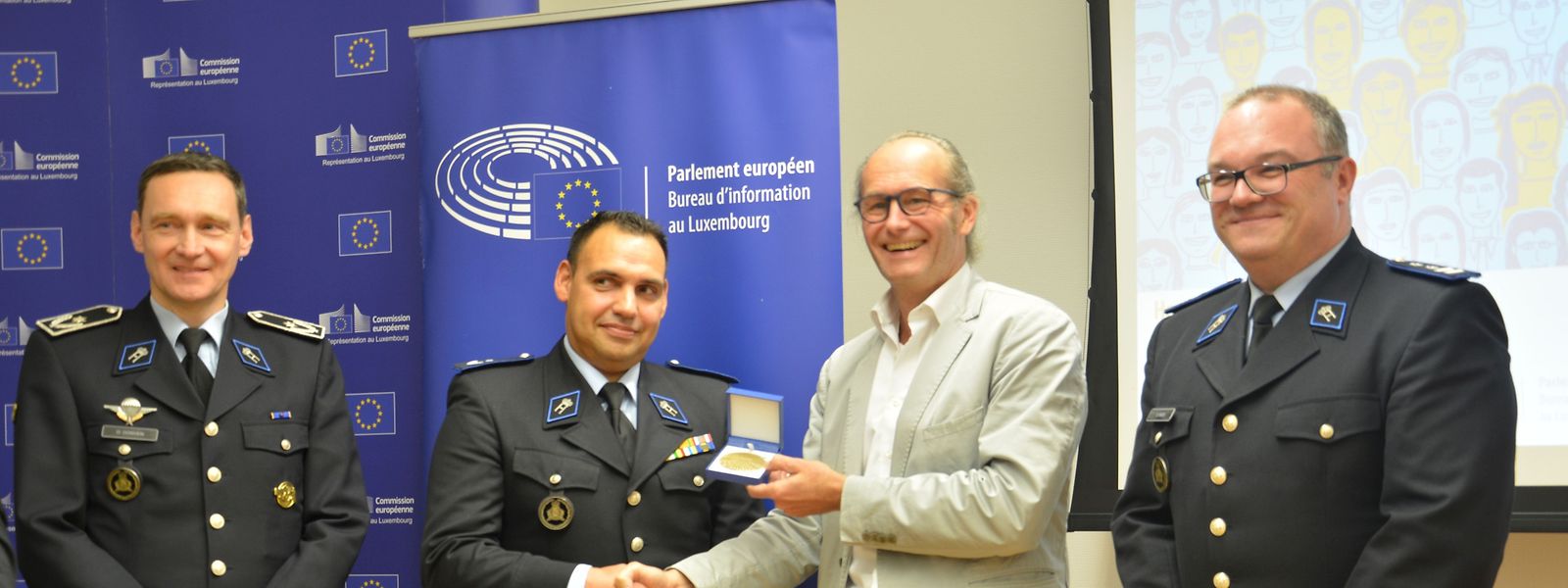 Der Europaabgeordnete Claude Turmes überreicht Davide Sousa die Auszeichnung.