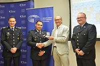 Der Europaabgeordnete Claude Turmes überreicht Davide Sousa die Auszeichnung.