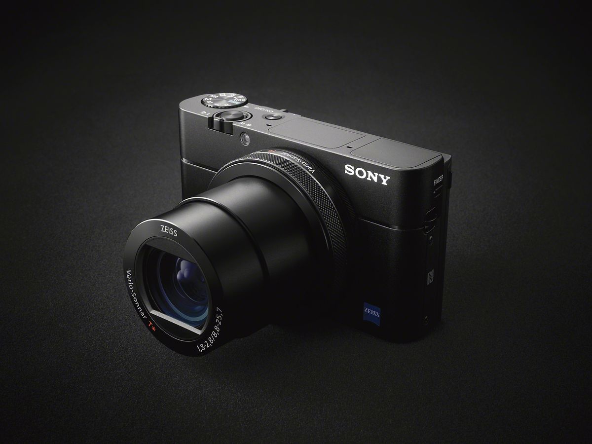 Sonys RX100 V bietet 20 Megapixel Auflösung, Aufnahmen in 4K-Qualität und einen schnellen reagierenden Autofokus (ca. 1000 Euro).

