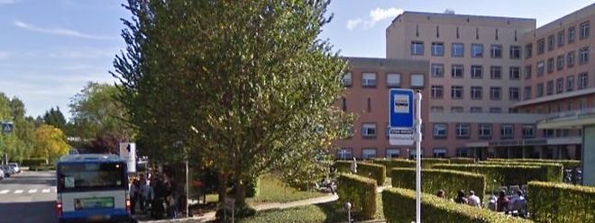 An einer Bushaltestelle beim „Centre hospitalier de Luxembourg“ war am Sonntag ein Mann gestorben. 