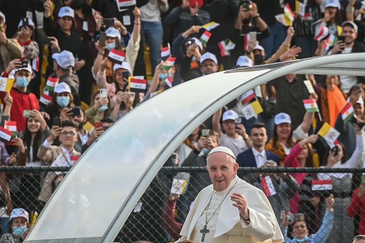 Papst Franziskus winkt aus dem Papamobil während er am Franso-Hariri-Stadion ankommt, um eine Messe abzuhalten. 