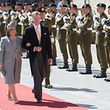 Symbolfigur der nationalen Unabhängigkeit, aber beschränkt auf repräsentative Funktionen: Großherzog Henri und Großherzogin Maria-Theresa schreiten am Nationalfeiertag eine militärische Ehrenformation ab.