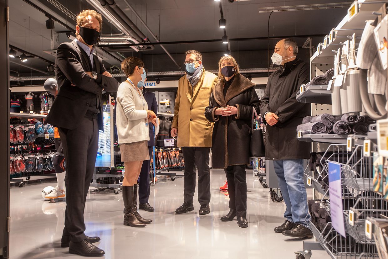 Die Direktorin des Geschäfts zusammen mit den Vertretern der Stadt Luxemburg.