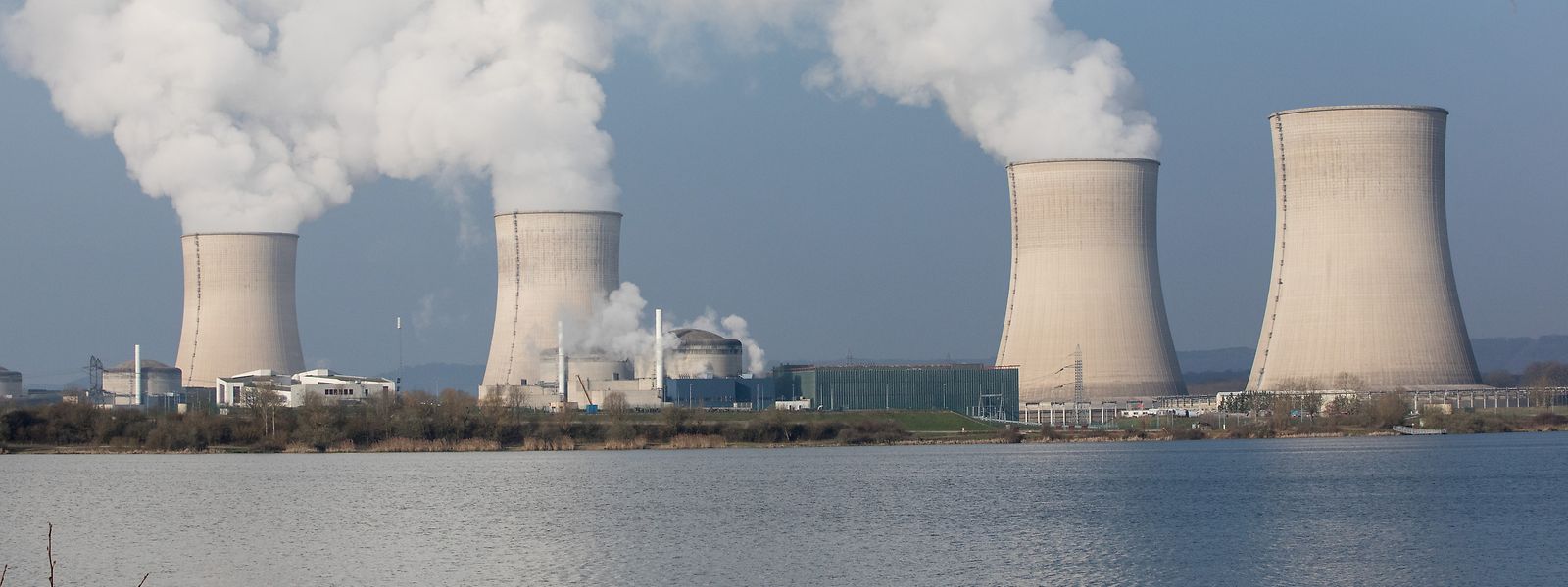 in Frankreich will die Atomaufsicht die Laufzeit der ältesten AKW von 40 auf 50 Jahre verlängern.Bedingung ist die Reparatur von insgesamt 32 Atommeilern.