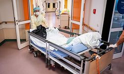 ARCHIV - 10.11.2020, Berlin: Krankenpfleger schieben einen Patienten am frühen Morgen durch einen Gang auf der Covid-19-Station des Krankenhauses Bethel Berlin. Auf dieser Station werden Patienten behandelt, die Corona-positiv getestet wurden und nicht beatmet werden müssen oder einen dringenden Verdacht auf Corona zeigen. (zu dpa: "Vor Corona-Beratungen: Kaum Chancen für Lockerungen") Foto: Kay Nietfeld/dpa +++ dpa-Bildfunk +++