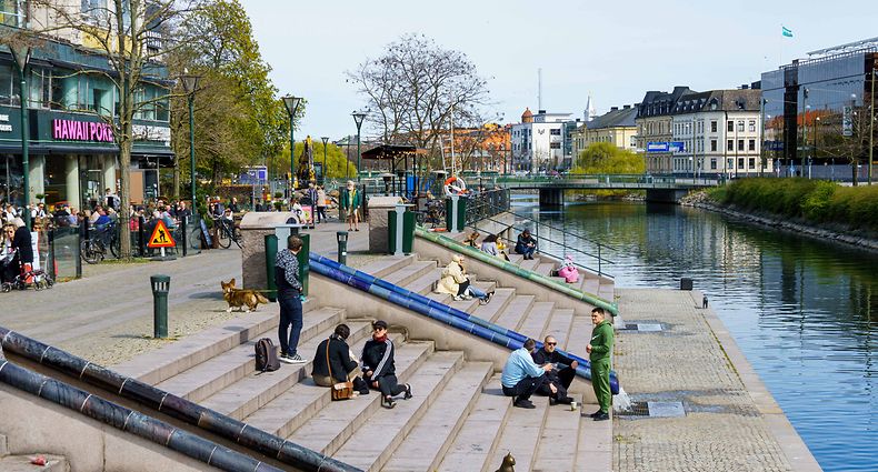 18.04.2020, Schweden, Malmö: Menschen sitzen in der Sonne und genießen das sonnige Wetter. In Schweden waren bis Freitag, den 17. April 2020, 1400 Menschen an der Virusinfektion gestorben, sehr viel mehr als in den anderen nordischen Ländern. Foto: Ludvig Thunman/Bildbyran via ZUMA Press/dpa +++ dpa-Bildfunk +++