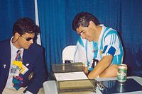 Diego Maradona fotografado ao dar a sua amostra de urina após o jogo contra a Nigéria durante o Campeonato do Mundo de 1994, nos EUA. 