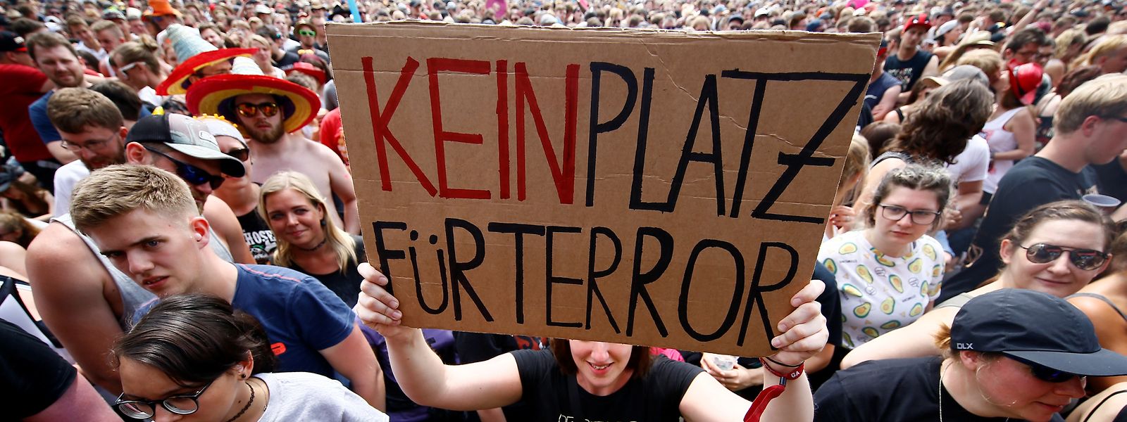 "Kein Platz für Terror": Eine Festivalbesucherin kehrte mit einer klaren Message auf das Gelände zurück. 