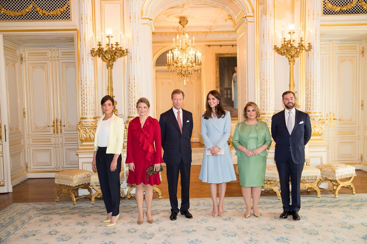 Empfang im großherzoglichen Palais: eine strahlende Kate umgeben von Prinzessin Alexandra, Erbgroßherzogin Stéphanie, Großherzog Henri, Großherzogin Maria Teresa und Erbgroßherzog Guillaume.