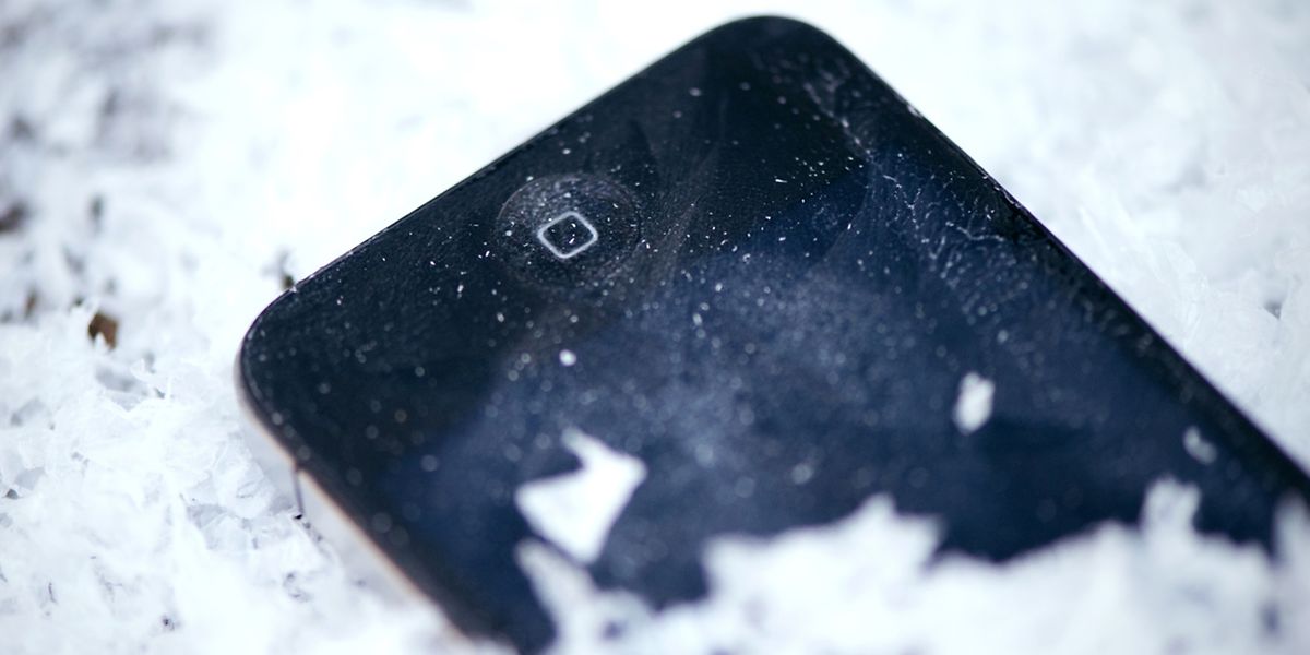 Einfrierende Flüssigkristalle, springendes Displayglas: Kälte kann ein Smartphone in Mitleidenschaft ziehen.