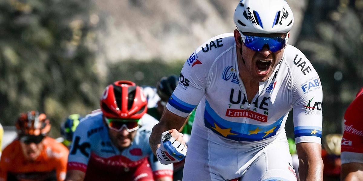 Le sprinteur norvégien Alexander Kristoff of the United Arab Emirates team crosses the finish line to win the sixth and last stage of the cycling Tour of Oman between Al Mouj Muscat and Matrah Corniche in Muscat on February 18, 2018. / AFP PHOTO / Philippe LOPEZ