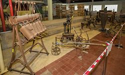 Früher Arbeitsgerät, heute Kuriosität: Eine Degorgiermaschine zur Herstellung von Crémant, ein Pflug und eine Korkmaschine. 