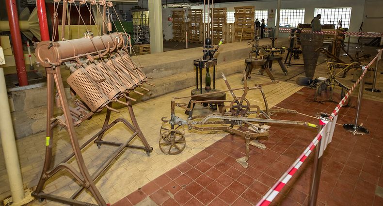 Früher Arbeitsgerät, heute Kuriosität: Eine Degorgiermaschine zur Herstellung von Crémant, ein Pflug und eine Korkmaschine. 