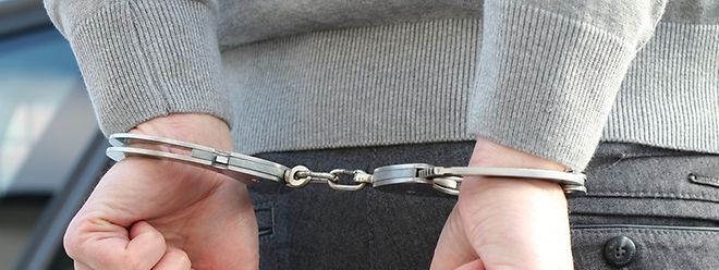 Den Festgenommenen wird bandenmäßig organisierte Verbreitung von Pädopornografie und zum Teil auch Kindesmissbrauch vorgeworfen.