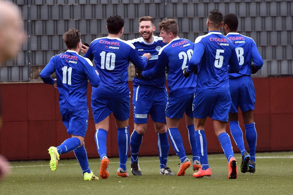 C'est la joie dans l camp de Sanem,  après le but de Michael Gollette  