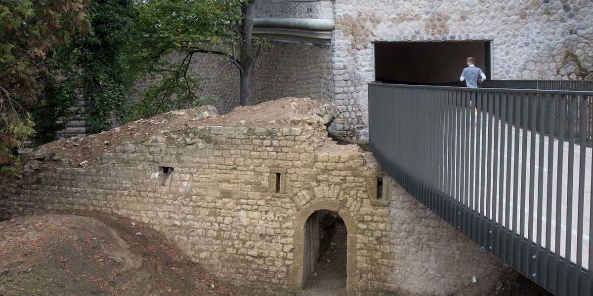 Damit sich Passanten die Überreste ansehen können, wurde eine zweite, kleinere "Passerelle" im Zugangsbereich zur Radbrücke bei der Place de Metz geschaffen.