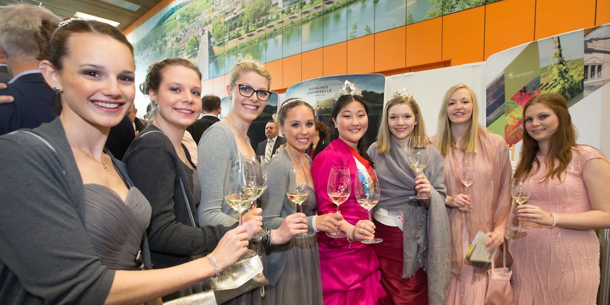 Dei Weinkönigin Aline und die Rieslingkönigin Jeanne-Marie in Begleitung ihrer Prinzessinen.