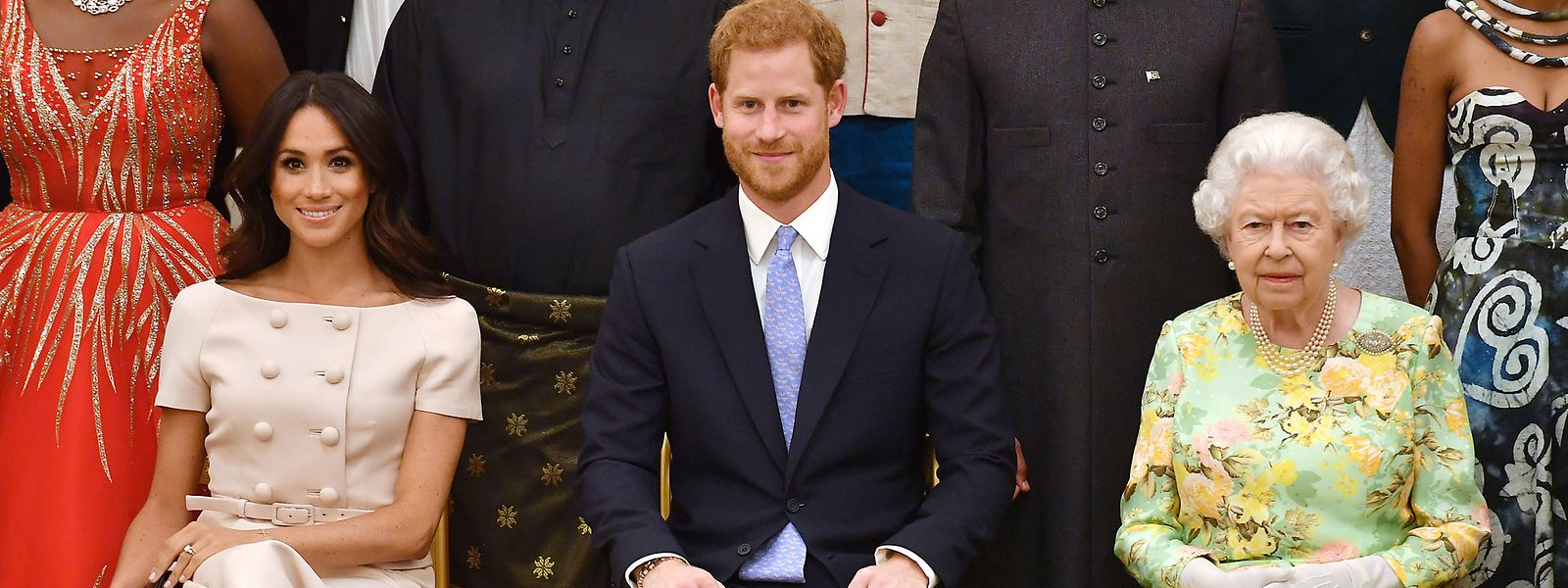 Die britische Königin Elizabeth II. (r), Prinz Harry und dessen Frau Meghan bei den Queen's Young Leaders Awards im Jahr 2018.