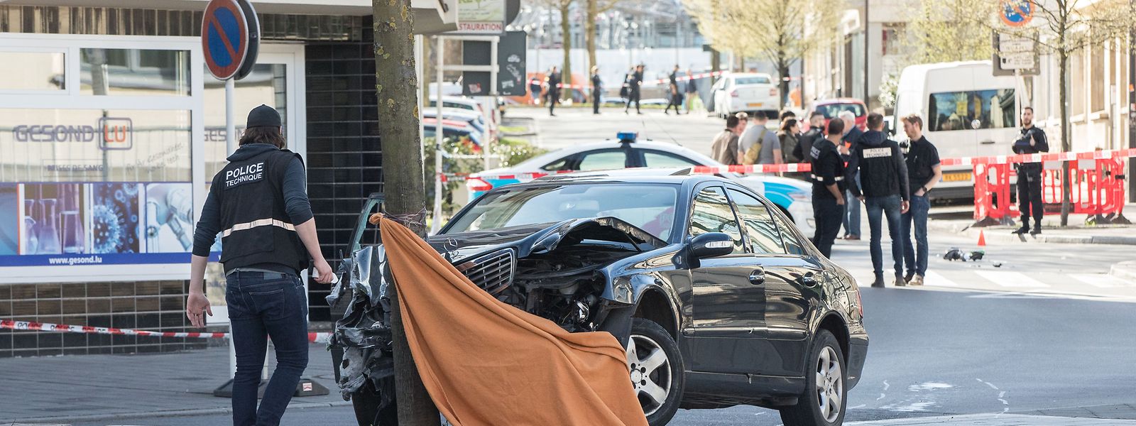 11. April 2018, Bonneweg: Nachdem ein Polizist mehrere Schüsse auf den Fluchtfahrer abgegeben hatte, war der Wagen an einem Baum zum Stehen  gekommen. Der 51-jährige Fahrer erliegt kurze Zeit später seinen Verletzungen.