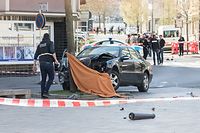 11. April 2018, Bonneweg: Nachdem ein Polizist mehrere Schüsse auf den Fluchtfahrer abgegeben hatte, war der Wagen an einem Baum zum Stehen  gekommen. Der 51-jährige Fahrer erliegt kurze Zeit später seinen Verletzungen.