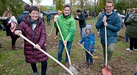 Nationaler Tag des Baumes in der Gemeinde Bettemburg: Einweihung des "Kannerbongert" in Noertzingen sowie das Pflanzen von Bäumen für die Neugeborenen der Gemeinde Bettemburg. (Foto: Alain Piron)
