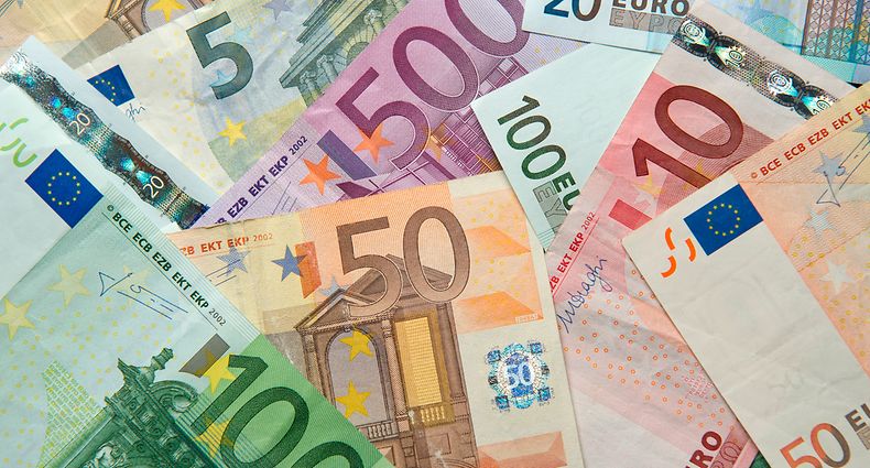 ARCHIV - 03.01.2014, Hessen, Frankfurt/Main: Zahlreiche Euro-Banknoten liegen übereinander. Die gute Nachricht zuerst: Sachsen-Anhalt kann in den kommenden Jahren trotz abkühlender Konjunktur mit steigenden Steuereinnahmen rechnen. Die schlechte Nachricht: Das Land hat schon jetzt Probleme, das Geld auch für Investitionen auszugeben. (zu dpa «Investitionsmittel fließen weiter zäh - Neues Steuerplus erwartet» vom 26.10.2018) Foto: Daniel Reinhardt/dpa +++ dpa-Bildfunk +++