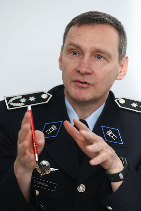 Die Aufstockung der Polizei wird dadurch erschwert, dass ständig neue und personalintensive Aufgaben auf die Sicherheitskräfte, erklärt der beigeordnete Generaldirektor Donat Donven. 