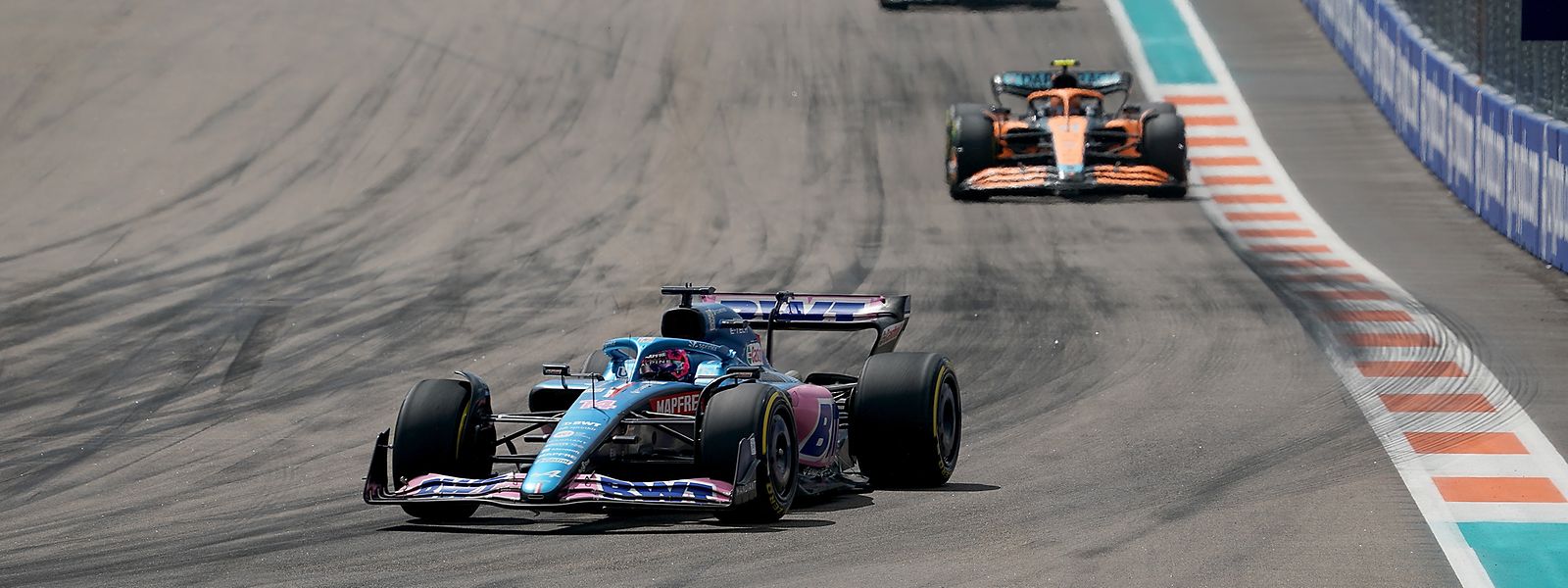Routinier Fernando Alonso (vorne) hat dem ehemaligen Renault-Team wieder Leben eingehaucht.